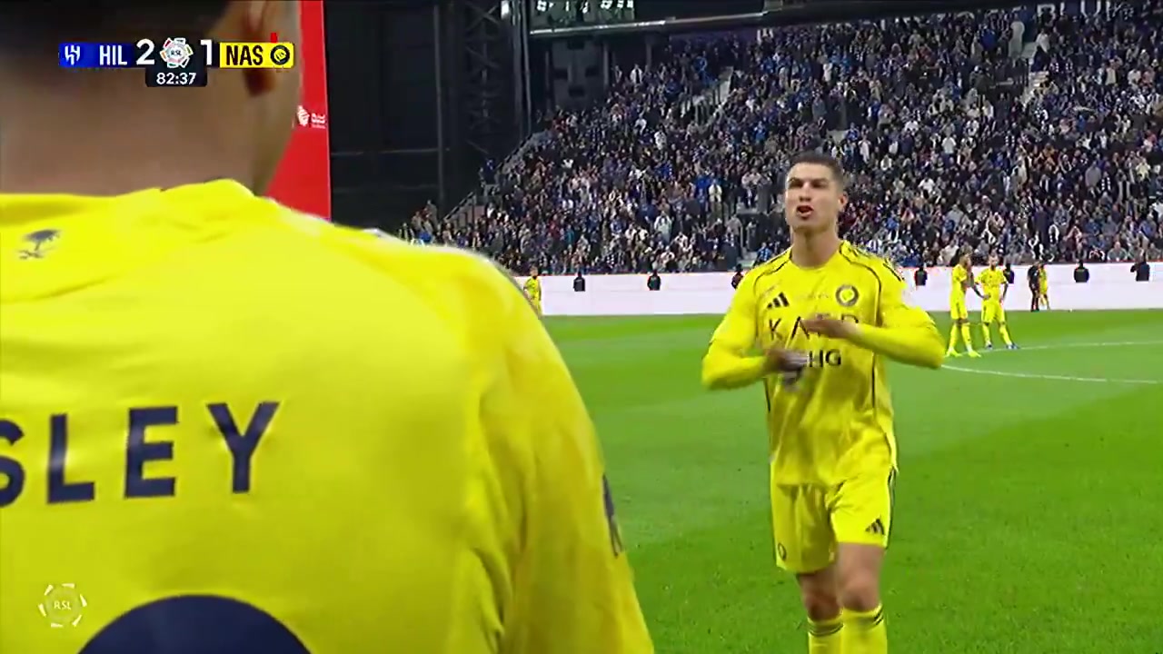 杏彩体育官网-不太开心！球队落后C罗被换下时比划手势摇头念叨，主帅上前安抚