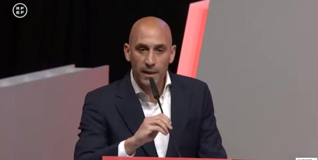 杏彩体育平台-一吻遗臭仍难舍官帽，鲁维亚莱斯拒辞西足协主席