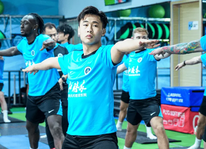 杏彩体育-新鹏城官方：戴伟浚左膝外侧半月板撕裂进行手术，康复期6周