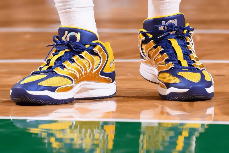 杏彩体育官方网站-西亚卡姆穿着蓝金色KD18，空砍32分10篮板4助攻